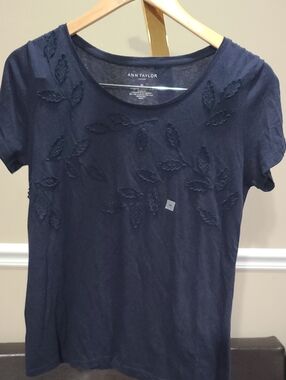 Ann Taylor Size M NWT Navy Short Sleeve Tee with Leaf Appliqué